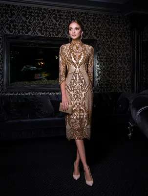 Золотое короткое вечернее платье с рукавами