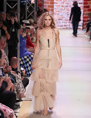 Не оторвать глаз: самые восхитительные вечерние платья на Неделе высокой  моды в Париже | MARIECLAIRE
