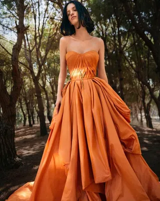 Роскошные вечерние платья от кутюр Sara Mrad Haute Couture 2022 | Orange  formal dresses, Orange fashion, Fashion