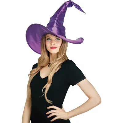 красивая ведьма в шляпе держит в руках череп демонов Стоковое Фото -  изображение насчитывающей рожочки, волшебство: 230646706