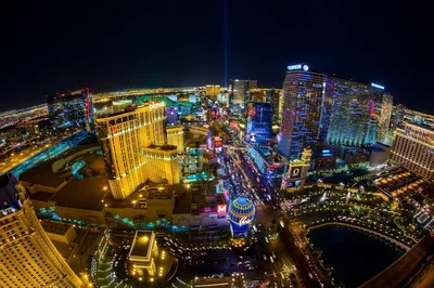 Улицы ночного Лас-Вегаса в США - обои на телефон