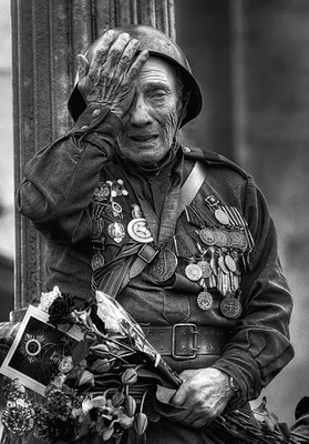 Фото Ветеран Великой Отечественной Войны вытирает слезы во время  празднования дня победы