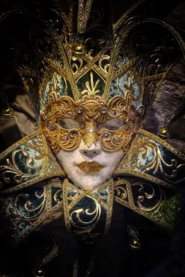 Masks and costumes in Venice | Venice carnival costumes, Venice mask,  Venetian carnival masks