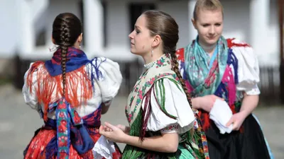 Молодая Крестьянка, Одетая В Национальный Венгерский Костюм, Создавая На  Фоне Природы Фотография, картинки, изображения и сток-фотография без  роялти. Image 33289606