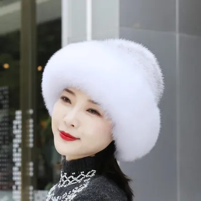 Женская зимняя норковая шапка на вязаной основе \"Стрекоза\". Модель  представляет собой зимнюю модную вязаную шапку (основу,трикотаж) обшитую  натуральным мехом норки, с украшением сзади в виде стрекозы из меха норки и  бубона из