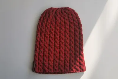 Купить вязаную шапку крупной вязки с узором цвета \"Спелая вишня\" в  интернет-магазине в Москве