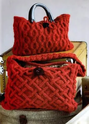 Вязаная сумка с рельефным узором из кос спицами — Shpulya.com - схемы с  описанием для вязания спицами и крючком