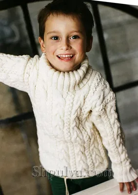 Белый пуловер с косами для мальчика — Shpulya.com - схемы с описанием для  вязания спицами и крючком