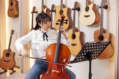 Женщина играет виолончель изображение_Фото номер 501732567_JPG Формат  изображения_ru.lovepik.com