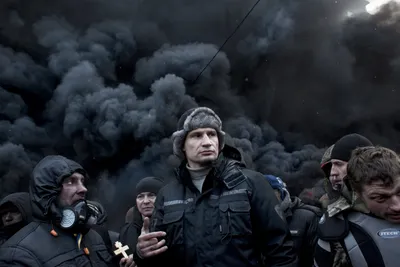 Виталий Кличко во время протестов в Украине, январь 2014, Киев, Украина [2500x1666] : r/HumanPorn