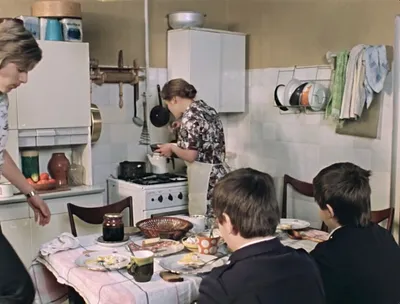 Показываю 5 кухонь из фильма «Москва слезам не верит» - интерьеры, как  отражение разной жизни советских людей | Сокровища барахолки | Дзен