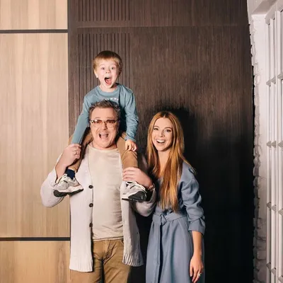 Владимир Пресняков показал милые фото со своей женой и младшим сыном |  Музолента