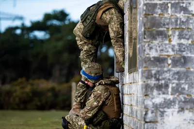 Украинские военные учатся в Британии вести городские бои (фото)