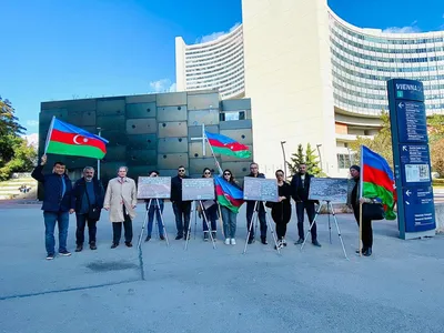 Перед представительством ООН в Вене организована выставка-акция, отражающая  военные преступления Армении (ФОТО)