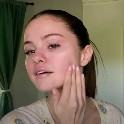 Дрожащие руки Селены Гомес на видео о нанесении макияжа взволновали  фанатов: Внешний вид: Ценности: Lenta.ru