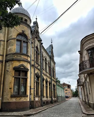 Выборг on Instagram: “Одна из старейших улиц Выборга - Прогонная. На ней  располагается ряд средневековых зданий. Мостовая вы… | Здания, Городская  архитектура, Улица