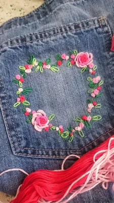 Вышивка на джинсах. Нитки мулине и хлопок в мотках. | Embroidery jeans diy,  Needle work designs, Blue jeans crafts