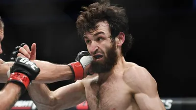 Забит Магомедшарипов из России позирует на весах во время турнира UFC 235... News Photo – Getty Images