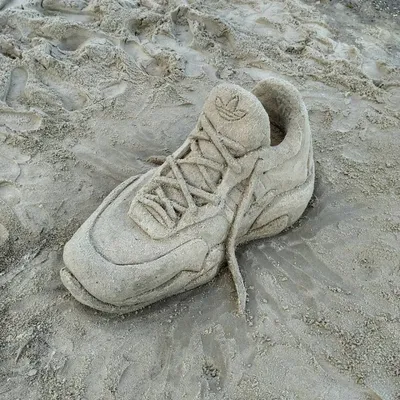 На одесском пляже скульптор вылепила из песка гигантскую кроссовку (фото) |  Новости Одессы
