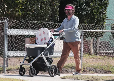 Зак Галифианакис выходит с ребенком на прогулку: фото