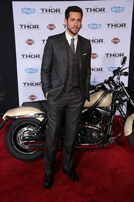 Закари Леви на премьере фильма "Тор" в Голливуде Люди известные таланты Фото фон и изображение для бесплатного скачивания - Pngtree