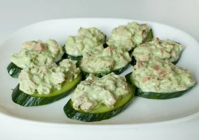 Рецепт закуски из копченой курицы на огурцах с фото пошагово на Вкусном  Блоге