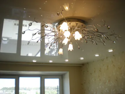 Расположение лампочек на натяжном потолке в зале: фото удачных примеров