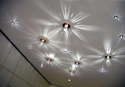 Размещение точечных светильников на натяжном потолке - 71 фото