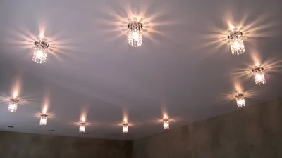 Расположение точечных светильников на потолке - 73 фото