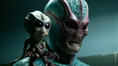 Съемки третьего сезона Resident Alien продолжаются: актеры делятся фотографиями со съемочной площадки