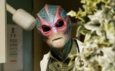 Resident Alien Season 2: SYFY возобновляет популярное шоу с Аланом Тьюдиком в главной роли | СИФИ ПРОВОД