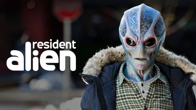 Resident Alien (2021, сериал, 2 сезона) — CinéSérie