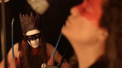 Зельда Адамс в роли Иззи — Повелитель ада — Фото предоставлено: Shudder — FENNEC