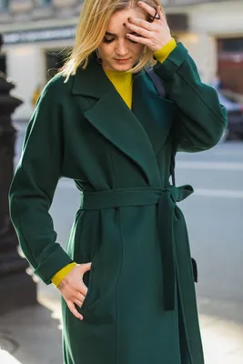 Модное зеленое пальто в трендовом изумрудном оттенке. С чем носить:  горчичное платье или красный свитер и скинни джинсы. F… | Зеленое пальто,  Пальто, Зимние платья