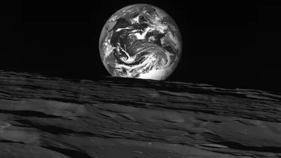 Ученые показали фото поверхности Земли и Луны | Новини.live