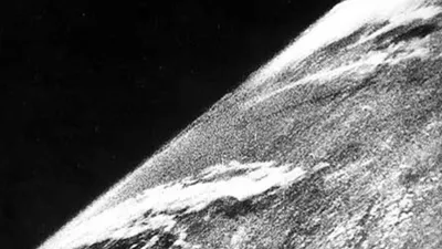 Первая фотография Земли из космоса - Mydiscoveries.ru