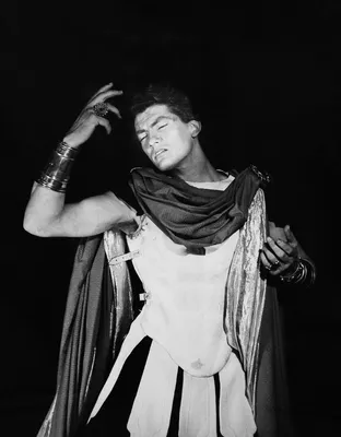СООТВЕТСТВУЮЩИЙ СТРАН: Жан Марэ, знаменитый актер и муза Кокто, родился 11 декабря 1913 года | Изображение усилено