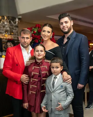 Певица Жасмин опубликовала фото с мужем и детьми