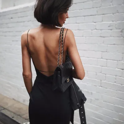 Девушка в черном платье со спины - 66 photo
