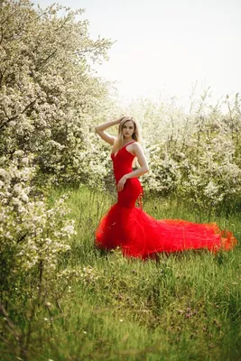 Женщина в красном платье. Левитация …» — создано в Шедевруме