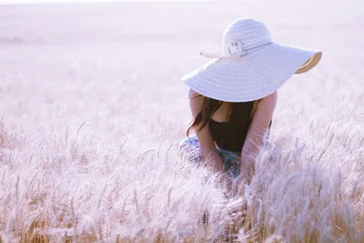 девочка в соломенной шляпе со спины и красные маки в руке на цветущем  маковом поле. Стоковое Изображение - изображение насчитывающей зеленый,  цветок: 228340957