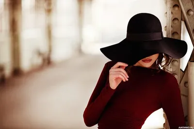 Девушка в широкополой шляпе, которая закрывает почти всё лицо - аватары… |  Hat fashion, Trendy dresses summer, Vogue fashion photography