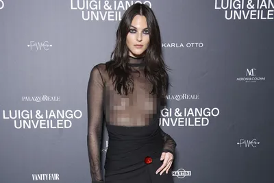 Plus-size модель Эшли Грэм вышла на публику в «голом» платье - Газета.Ru |  Новости