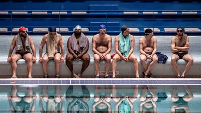 Обзор «Потопи или плыви»: Мальчики у бассейна – The New York Times