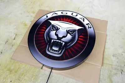 Значок компании Jaguar автомобильной на спине белого автомобиля седана  Jaguar Редакционное Фото - изображение насчитывающей модель, эмблема:  205467226