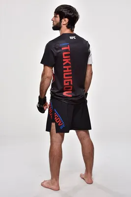 Зубайра Тухугов из России позирует портрету во время портрета UFC... | UFC, Позы, Портрет