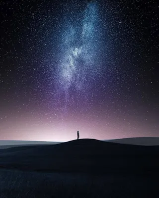 Фото Силуэт человека на фоне ночного звездного неба и млечного пути